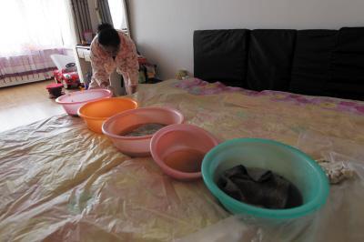 平阳楼上漏水，住户失联，小区没物管，业主维权难！律师来支招……